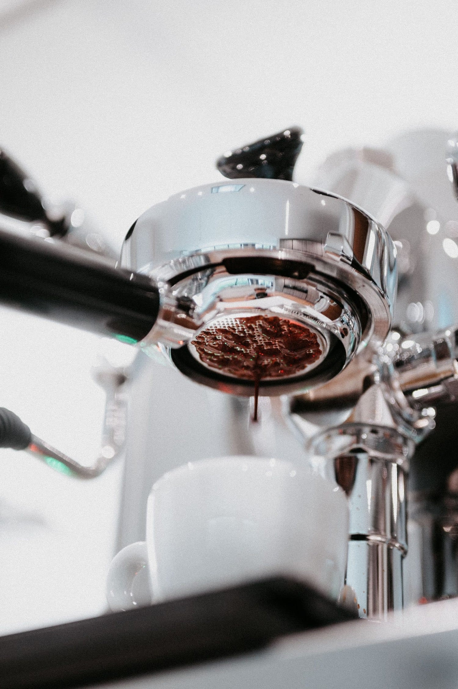 https://www.fratellocoffee.com/cdn/shop/articles/naked-portafilter-pouring-espresso74-scaled_1500x.jpg?v=1698799467